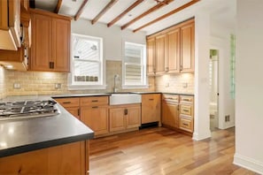 Een koelkast, een magnetron, een oven, een kookplaat