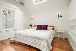 4 bedrooms, desk, iron/ironing board, travel crib - Prime 4 BR Sleeps 13, Chef Kitchen, 8 Blks to Wrigley, 15min Train to Mag Mile (Chicago)