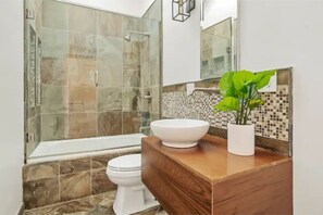 Shower, hair dryer, towels, soap - Prime 4 BR Sleeps 13, Chef Kitchen, 8 Blks to Wrigley, 15min Train to Mag Mile (Chicago)