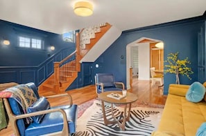 Een smart-tv, een open haard en boeken