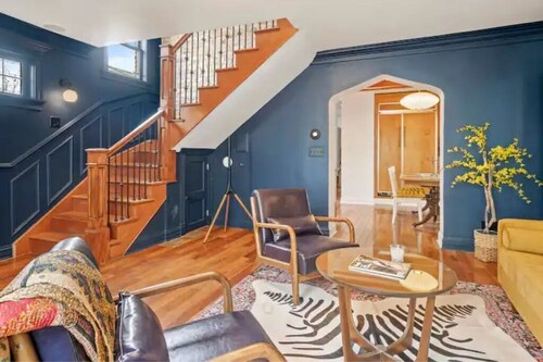 Prime 4 BR Sleeps 13, Chef Kitchen, 8 Blks to Wrigley, 15min Train to Mag Mile