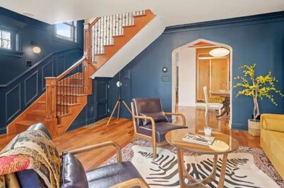 Prime 4 BR Sleeps 13, Chef Kitchen, 8 Blks to Wrigley, 15min Train to Mag Mile