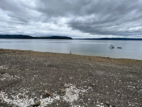 Una spiaggia nelle vicinanze, lettini da mare, teli da spiaggia