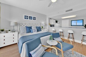 Escritorio, tabla de planchar con plancha, wifi y ropa de cama