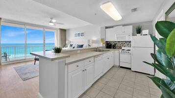 Refrigerador, microondas, horno y parrilla de estufa