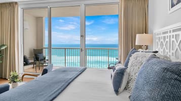 Escritorio, tabla de planchar con plancha, wifi y ropa de cama