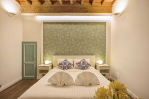 Estudio básico, 1 cama doble con sofá cama | 1 dormitorio, espacio para trabajar con un portátil, ropa de cama