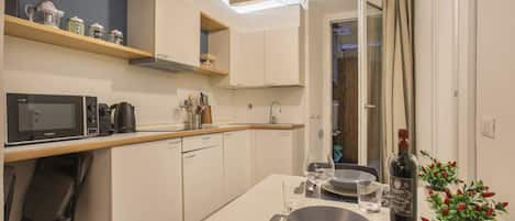 Monolocale Basic, 1 letto matrimoniale con divano letto | Cucina privata | Frigorifero, microonde, piano cottura, macchina per tè/caffè