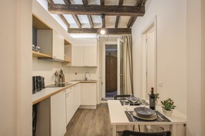 Estudio básico, 1 cama doble con sofá cama | Cocina privada | Frigorífico, microondas, placa de cocina y cafetera o tetera