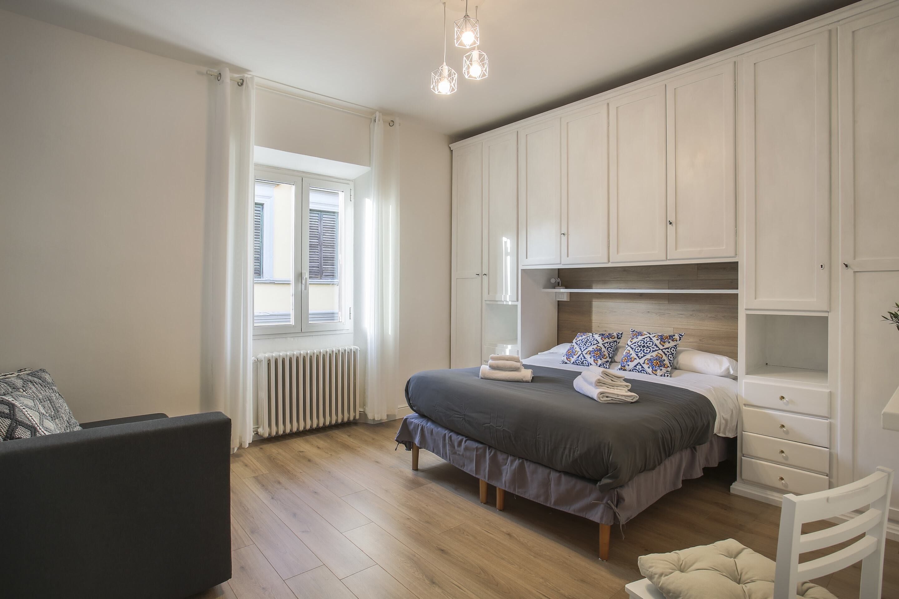 Basic-Apartment, 1 Doppelbett und Schlafsofa | 1 Schlafzimmer, Schreibtisch, Bügeleisen/Bügelbrett, Bettwäsche