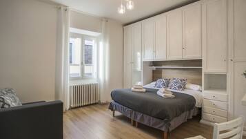 Basic-Apartment, 1 Doppelbett und Schlafsofa | 1 Schlafzimmer, Schreibtisch, Bügeleisen/Bügelbrett, Bettwäsche