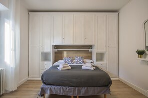 Appartement, 1 lit double et 1 canapé-lit | 1 chambre, bureau, fer et planche à repasser, draps fournis