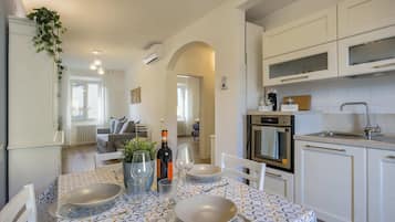 Lägenhet Basic - 1 dubbelsäng med bäddsoffa | Eget kök | Kylskåp, ugn, spishäll och diskmaskin