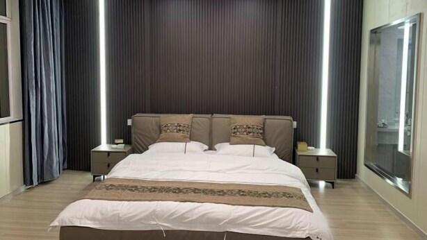 A modern hotel room with a large bed, two bedside tables, and a view of the city through a large window. - Yurong Shanzhuang Hotel (Nanjing)