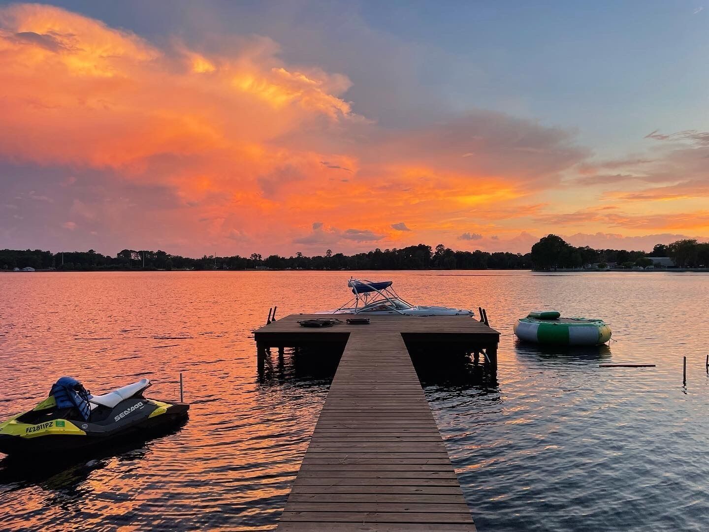 Lake front house w/hot tub, fire pit, kayaks and lake access