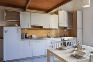 Basic-Apartment, 1 Queen-Bett und Schlafsofa | Eigene Küche | Kühlschrank, Ofen, Herdplatte, Geschirrspüler