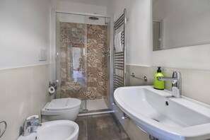 Basic-Apartment, 1 Queen-Bett und Schlafsofa | Badezimmer | Dusche, Haartrockner, Handtücher, Seife