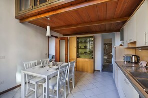 Departamento básico, 1 cama Queen size y sofá cama | Cocina privada | Refrigerador, horno, parrilla de estufa y lavavajillas 