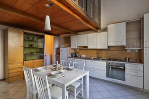 Basic-Apartment, 1 Queen-Bett und Schlafsofa | Eigene Küche | Kühlschrank, Ofen, Herdplatte, Geschirrspüler