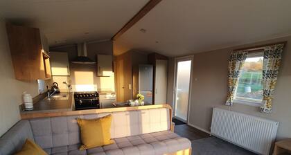 Close to beach/Saundersfoot, 2 Bedroom Caravan. quiet semi-rural smallholding.