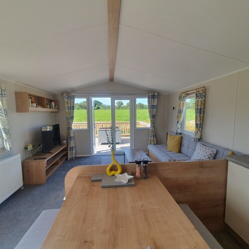 Close to beach/Saundersfoot, 2 Bedroom Caravan.  quiet semi-rural smallholding. 