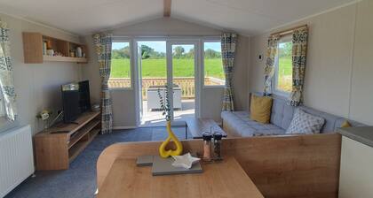 Close to beach/Saundersfoot, 2 Bedroom Caravan. quiet semi-rural smallholding.