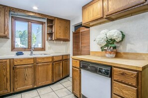 Fridge, microwave, oven, stovetop - Driftwood: New Year's Eve Special Offer! (Saugatuck)