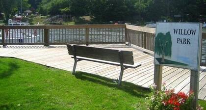 Driftwood: Downtown Saugatuck Home, Walk to Shops & Restaurants, Dog-Friendly