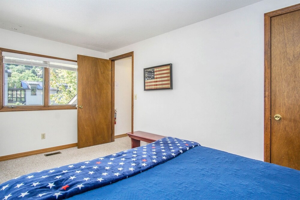 Driftwood Wraparound Deck, Downtown Saugatuck, Pet Friendly