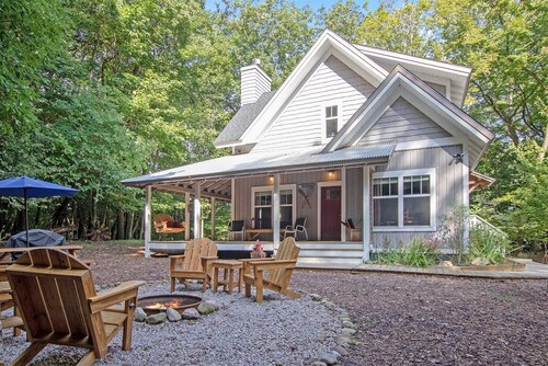 Art Coast Cottage: Tranquil Wooded Escape, Firepit, Fireplace, Hiking Trails