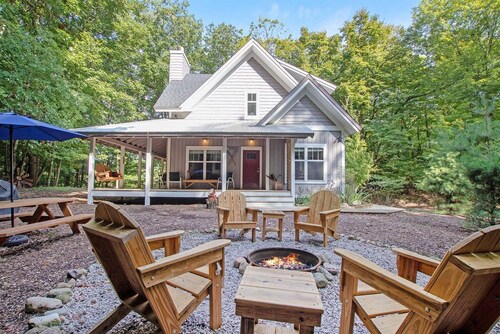 Art Coast Cottage: Tranquil Wooded Escape, Fire Pit, Fireplace, Hiking Trails