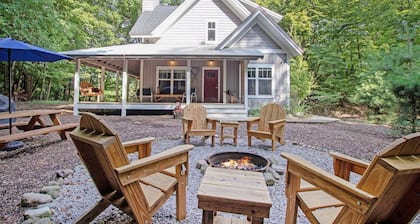 Art Coast Cottage: Tranquil Wooded Escape, Fire Pit, Fireplace, Hiking Trails