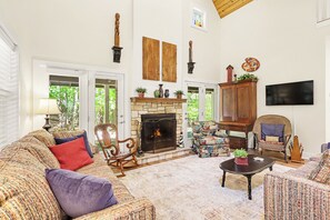 Smart TV, fireplace