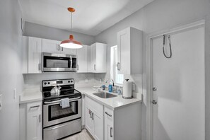 Fridge, microwave, oven, stovetop - Las Olas Art Deco Oasis, Great Location (Fort Lauderdale)