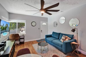 تلفزيون ذكي، كُتُب، مكتبة موسيقى، مكتبة فيديو