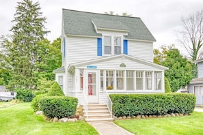 Exterior - Malabar: Downtown Saugatuck Cottage, Fire Pit, Pet Friendly, Sun Room, Porch (Saugatuck)