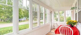 Malabar: Downtown Saugatuck Cottage, Fire Pit, Pet Friendly, Sun Room, Porch