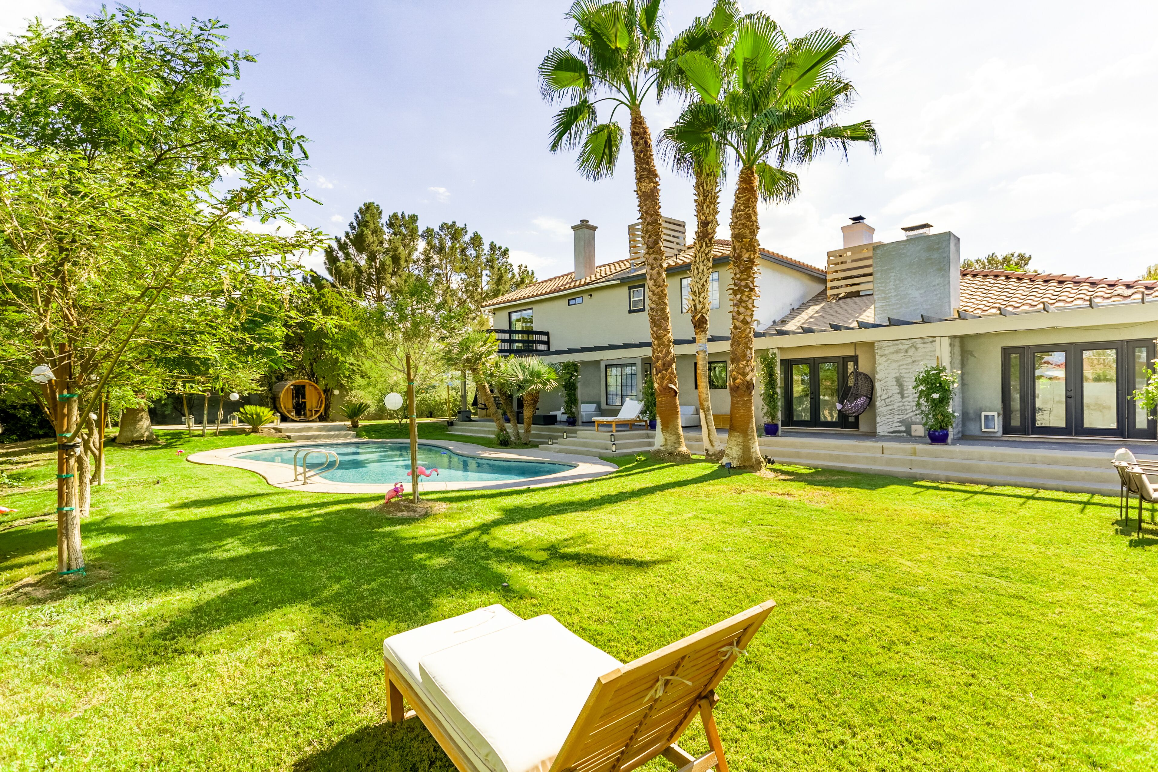 Luxury Private Estate near strip with Pool/Hot Tub/Sauna/Gym/Chef's Kitchen