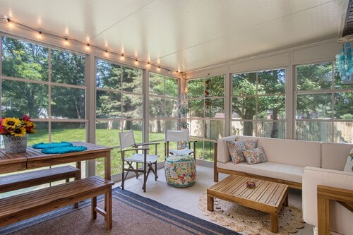 Mi Casa: Private Hot Tub, Fire Pit, Screen Porch, Seasonal Fireplace