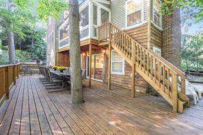 Outdoor dining - Pleasant Memories: Downtown Saugatuck Home, Private Hot Tub, Deck, Pet-Friendly (Saugatuck)
