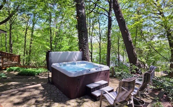 Outdoor spa tub - Pleasant Memories: Downtown Saugatuck Home, Private Hot Tub, Deck, Pet-Friendly (Saugatuck)