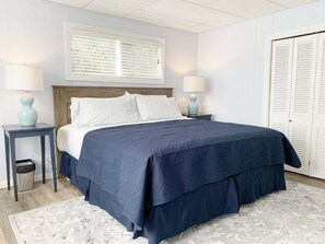 6 bedrooms, free WiFi, bed sheets - Pleasant Memories: Downtown Saugatuck Home, Private Hot Tub, Deck, Pet-Friendly (Saugatuck)