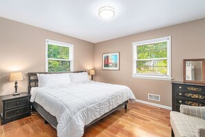 4 bedrooms, iron/ironing board, WiFi, bed sheets - Lad and Fellow: New Year's Eve Special Offer! (Saugatuck)