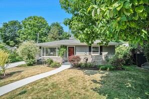 Exterior - Lad and Fellow: New Year's Eve Special Offer! (Saugatuck)