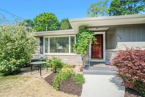 Exterior - Lad and Fellow: New Year's Eve Special Offer! (Saugatuck)