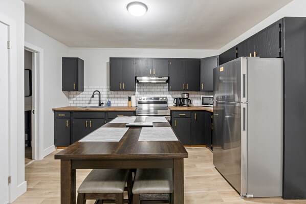 冰箱、微波炉、烤箱、炉灶