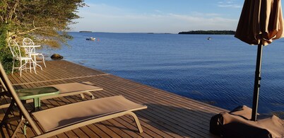 Oceanfront Garden Cottage - Gateway to Attractions & Towns. Private Cove Mooring