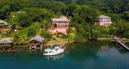 Waterfront 1 Bedroom Boat House, South Shore - Kayak, Snorkel, Dive, Pool, Wi-fi