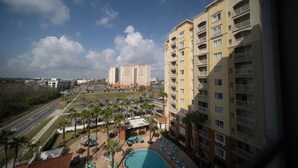 Un hotel con piscina, mobiliario exterior y vistas de la ciudad.