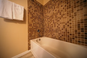 Haartrockner, Handtücher, Seife, Shampoo